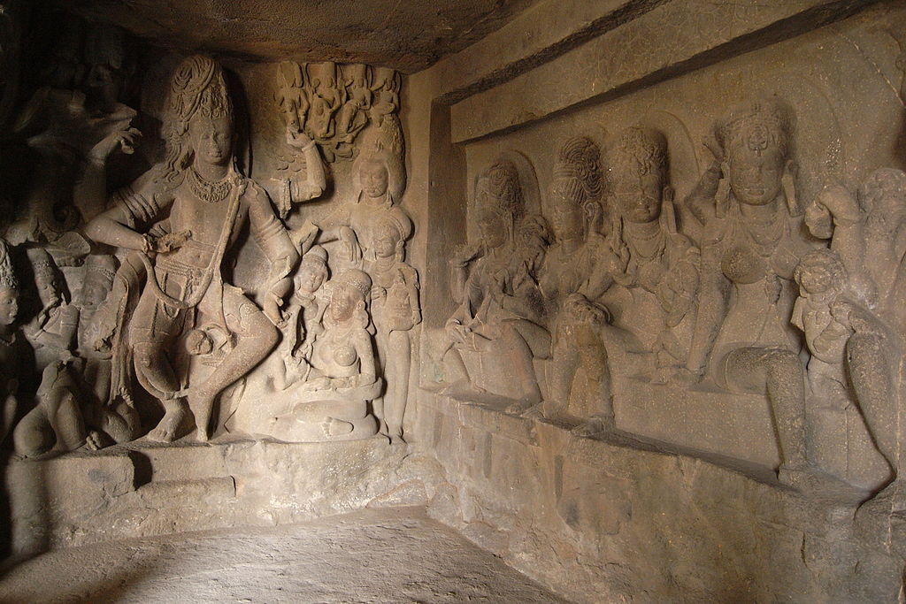 Shiva mit Matrikas in den Ellora Höhlen im indischen Maharashtra