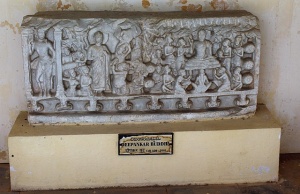 Model of Deepankar Buddha at ASI Museum, Amaravathi.jpg