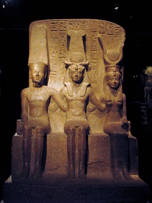 Ramesse II con Amon e Mut.JPG